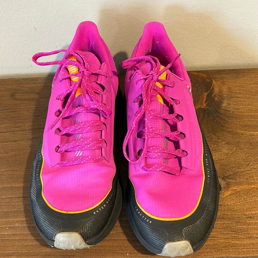 NIKE ZOOM SHIELD  running shoe pink size 8.5